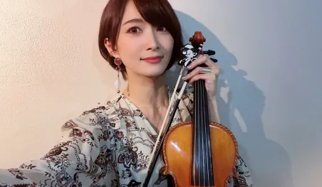 Ayasa, la violinista de Morfonica, interpretó el opening de Kaguya-sama: Love is War