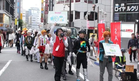 Cosplayers limpian Ikebukuro durante el Animate Girls Festival