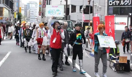 Cosplayers limpian Ikebukuro durante el Animate Girls Festival