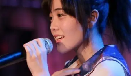 Idol de 18 años embarazada de su representante