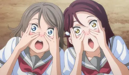 La nueva mercancía de Billie Eilish se vuelve viral por copiar un fan art de Love Live!