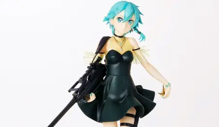 Sword Art Online: Sinon luce un hermoso vestido en una figura