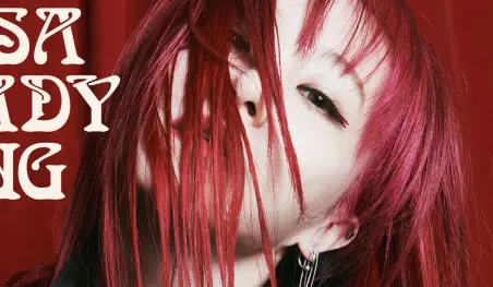La cantante LiSA protagonizó un comercial de bebidas energéticas