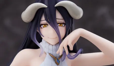 Overlord: Albedo viste un hermoso atuendo casual en una figura de premio